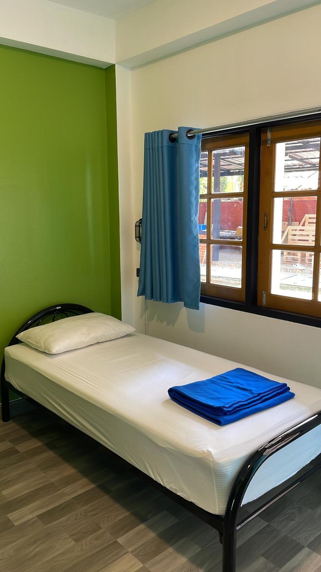 Revolution Chiang Mai - Old Town Hostel Kültér fotó