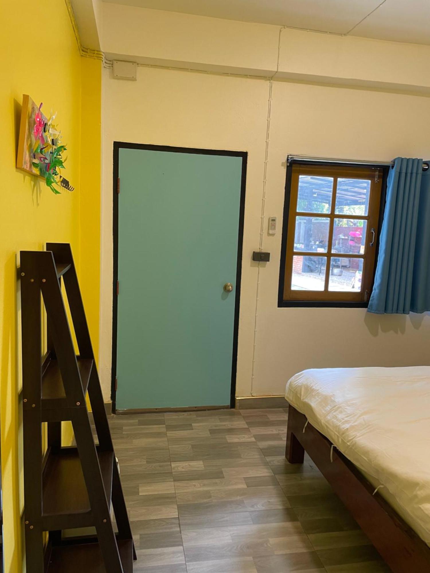 Revolution Chiang Mai - Old Town Hostel Kültér fotó